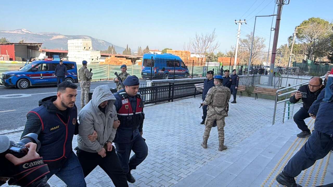 Babaannesi ve Dedesinin Altınları Çaldıktan Sonra Yaşlı Çifti Yaktığı İddia edilen Torun ve Eşi Adliyede 5